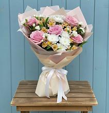 Букет цветов из:  Гвоздики, Орхидеи и Розы в Поселок Конезавода
