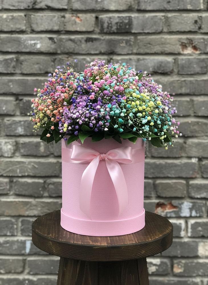 Цветочная композиция из Гипсофила и Розы в шляпной коробке в Поселок Конезавода