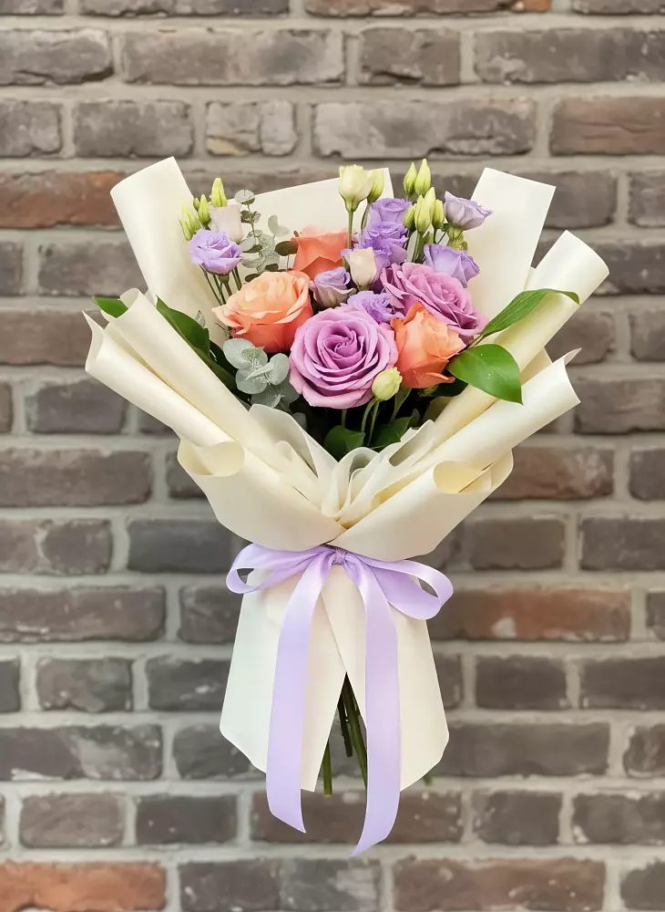 Букет цветов из: Лизиантусы и Розы в Поселок Конезавода