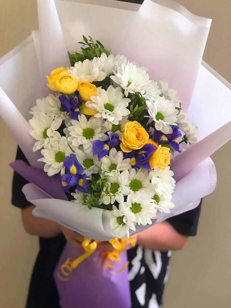 Букет цветов из: Ирисы, Хризантемы и Розы в Поселок Конезавода