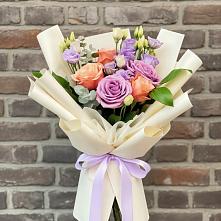 Букет цветов из:  Лизиантусы и Розы в Поселок Конезавода