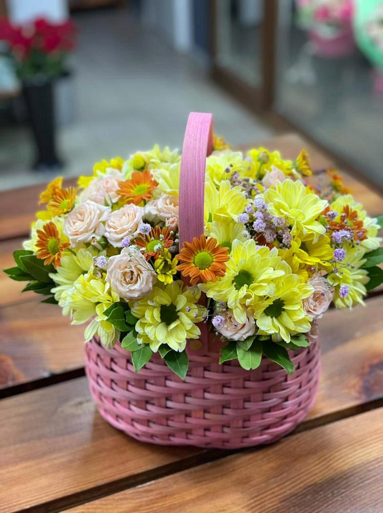 Цветочная композиция из Хризантемы и Розы в корзине в Поселок Конезавода