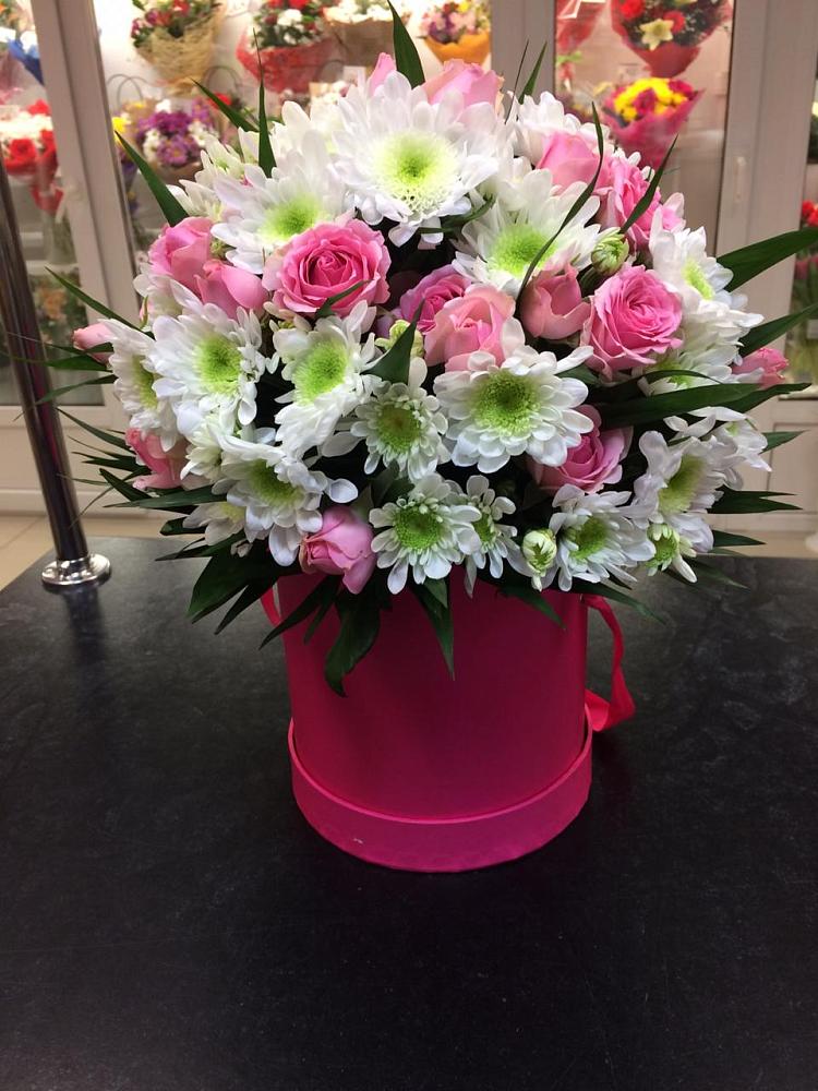 Цветочная композиция из Розы и Хризантемы в шляпной коробке в Поселок Конезавода