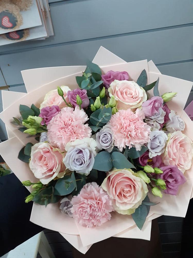 Букет цветов из: Розы, Гвоздики и Лизиантусы в Поселок Конезавода